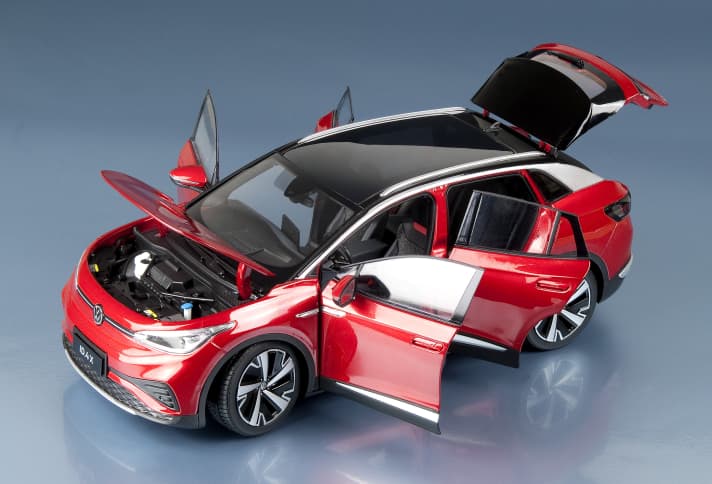 Nein, dieses Volkswagen-Modell vom Stromer ID.4 X in 1:18 gab es in München auf der IAA leider nicht zu kaufen, aber MODELL FAHRZEUG stellt es trotzdem bereits in seiner Ausgabe 6/2021 vor.