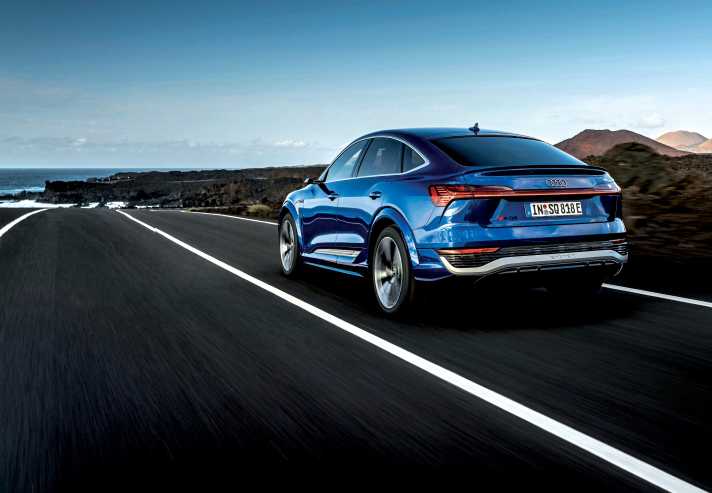 Das 370 kW (504 PS) starke S-Modell des Audi Q8 E-Tron Sportback ist mit zwei Asynchronmotoren an der Hinter- und einem an der Vorderachse ausgerüstet