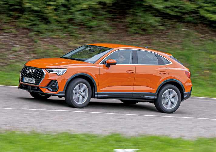 Durch seine coupéhaft nach hinten abfließende Dachlinie wirkt der Q3 Sportback deutlich flacher und sportlicher als sein herkömmlich designter SUV-Bruder Q3