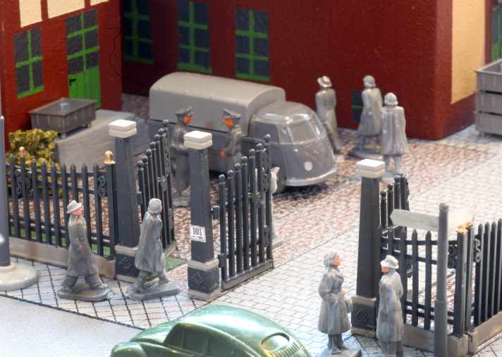 Die Geschichte des Wiking-Bulli startete fast so früh wie das Original. Ulrich Biene stellt die Ahnenegalerie des Bulli über 75 Jahre im Maßstab 1:87 in den Mittelpunkt seiner Geschichte. ] Ulrich Biene