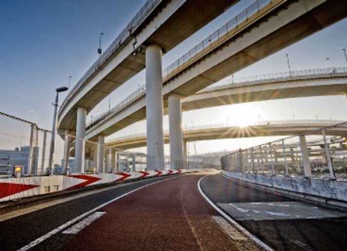 Der Verteilerkreisel Daikoku Junction ist Teil der zwei Kilometer langen Yokohama-Bay-Brücke in Tokio