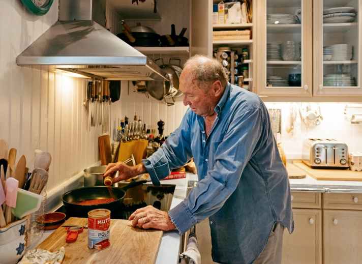Jochen Mass kocht gerne, hier kann er Gespür und Weltläufigkeit kombinieren. Zudem ist er ein Leser. Die Vielzahl und die Bandbreite seiner Bücher von Sachbüchern bis zur Literatur zeugen von einem Mann mit weitem Horizont und Tiefgang