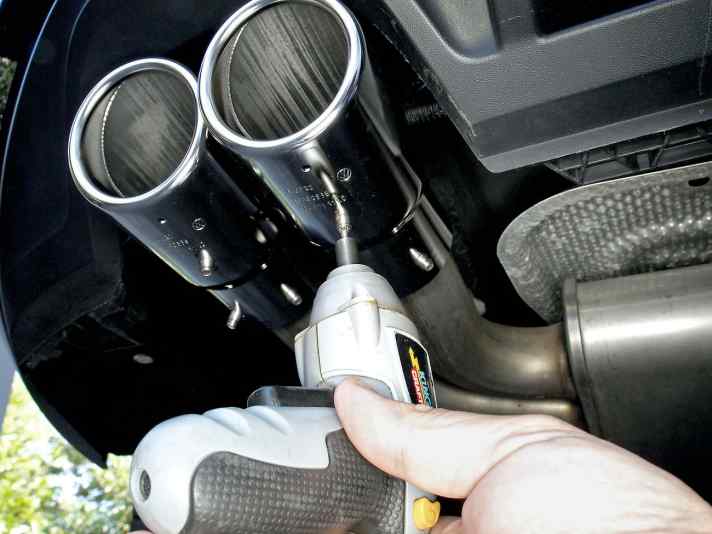   03.
 	Inbus-Madenschrauben rundum gleichmäßig anziehen