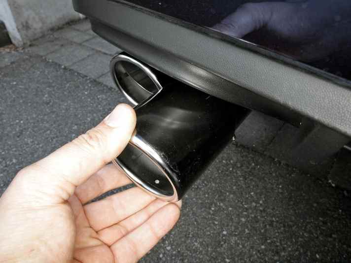   02.
 	Blenden probeweise aufstecken, die Innere steht weiter vor als die Äußere