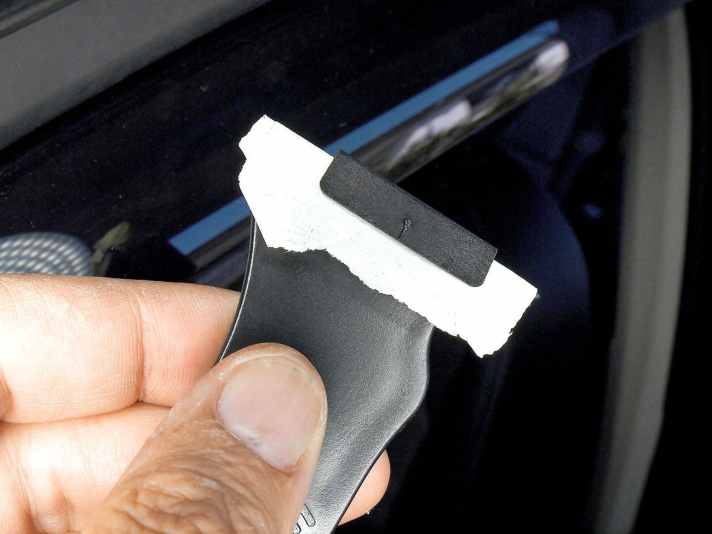   03.
 	Halteklammern ggf. mit Klettklebeband am beiliegenden Werkzeug befestigen