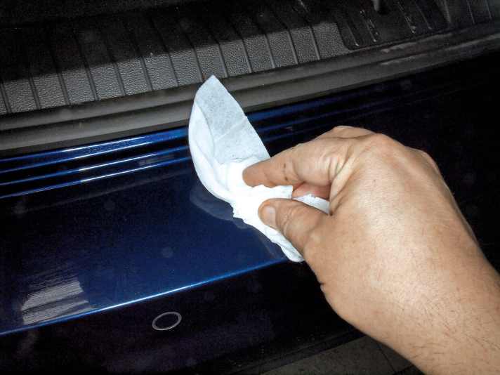   02.
 	Stoßfänger im Bereich der Klebefläche mit Wasser reinigen, trocknen und dann entfetten