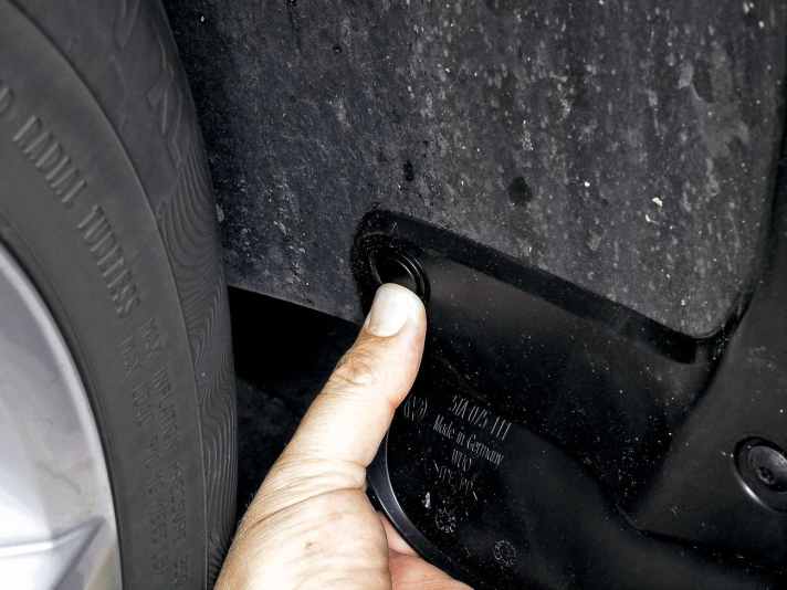   04.
 	Die beiliegenden Spreizclipse in die neu gebohrten Löcher drücken