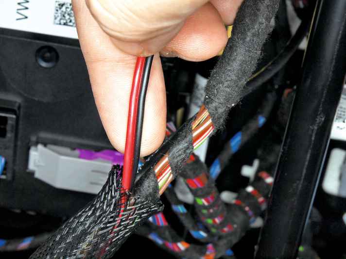   03.
 	Verlängerte Leitung in Gewebeschlauch des Sitzes bis zum Stecker führen