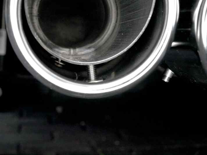   04.
 	Von hinten den symmetrischen Schrauben-Sitz kontrollieren