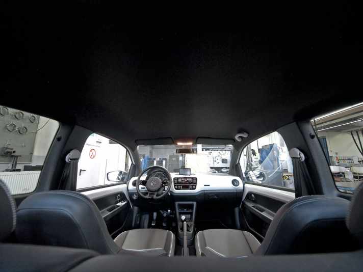   So sieht der nachgerüstete, schwarze Himmel im Volkswagen Up! aus