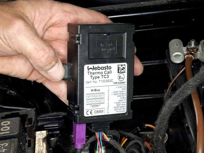   04.
 	Passendes Bedienteil oder Funk- bzw. App-Fernbedienung anstecken