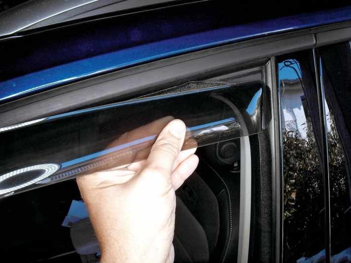   02.
 	Windabweiser zuerst vorn, dann hinten von außen in die Türdichtung einführen