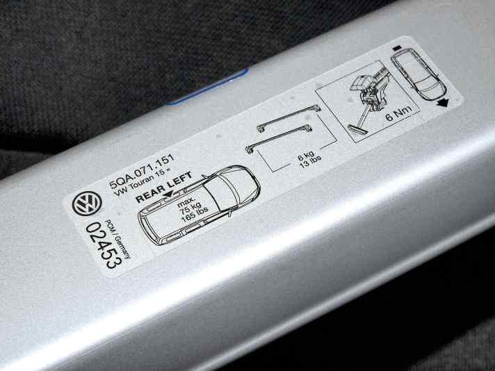   01.
 	Aufkleber an der Unterseite der Tragstäbe zeigen die genaue Montage-Position