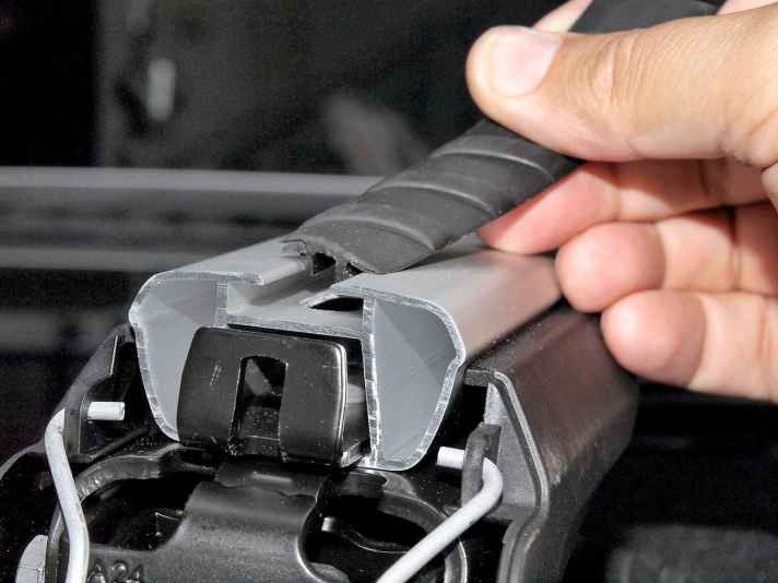   04.
 	Ein Gummiprofil dichtet nicht genutzte Bereiche der Nut in der Profilschiene ab und verringert Windgeräusche