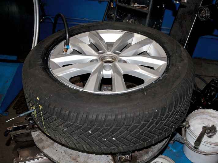   04.
 	Unmittelbar danach kann der Reifen wieder auf der Felge montiert und der Überstand abgeschnitten werden.