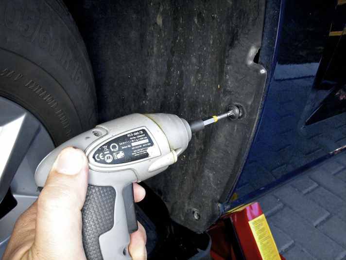   02.
 	Lenkung nach links einschlagen, zwei Schrauben Tx 25 oder Tx 45 heraus drehen