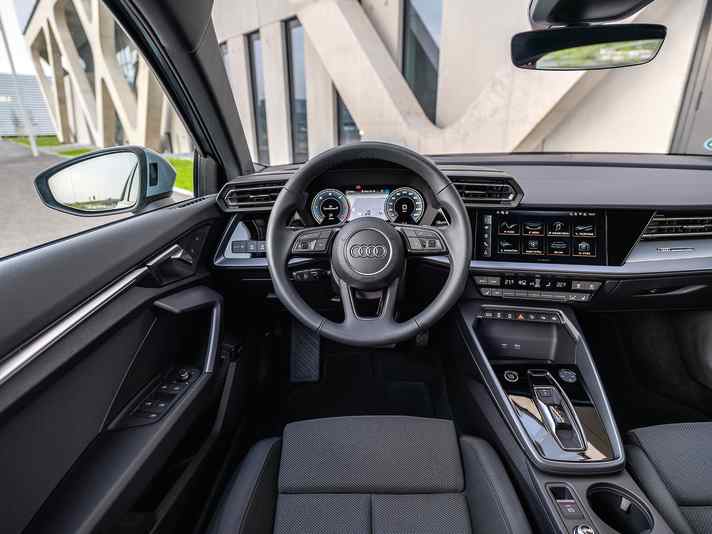 Das Drei-Speichen-Lederlenkrad mit Multifunktion plus gehört zum Standard