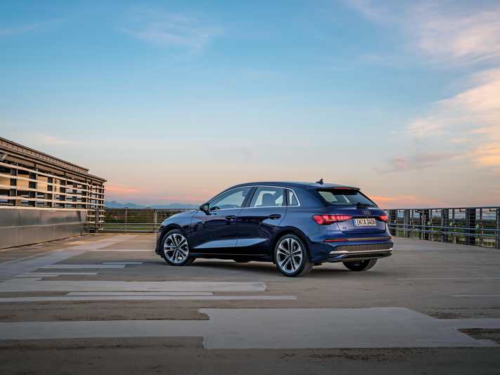 Nicht höhergelegt, aber im Design geschärft: Der A3 Sportback ist flacher und breiter gewor- den. Das Heck ziert jetzt ein neuer Stoßfänger samt prägnantem Diffusor