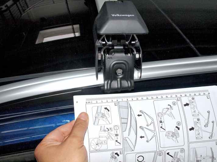   02.
 	Ein Zentimetermaß in der Anleitung erleichtert die Platzierung der Tragstäbe auf der Reling