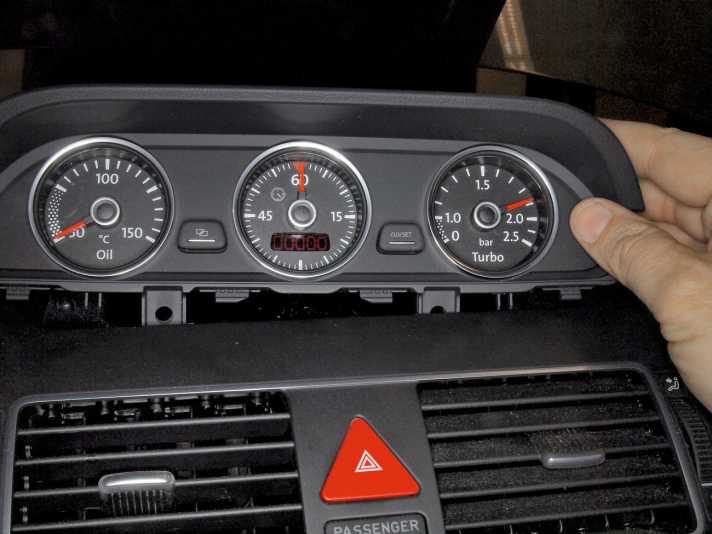   Der Mustereinbau findet am VW Touran statt