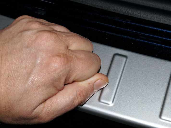   04.
 	Ladekantenschutz Stück für Stück jeweils 20 Sekunden mit der Faust anpressen