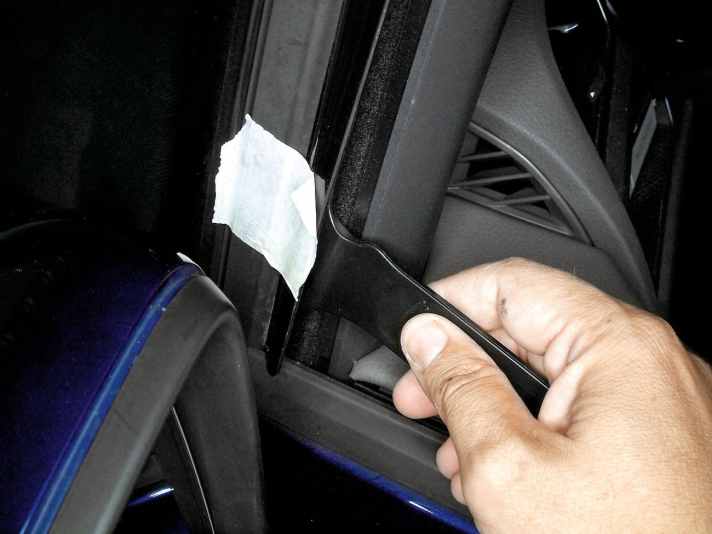   04.
 	Klammern an den Stellen laut Maßzeichnung so einsetzen, dass die Haken nach innen weisen