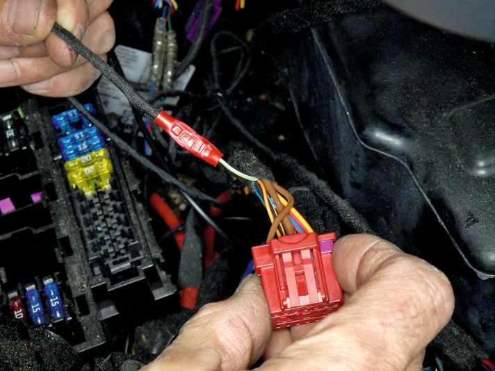   02.
 	Nachrüst-Leitung per Quetsch-Föhn-Verbinder mit grün-weißer Fahrzeugleitung verbinden