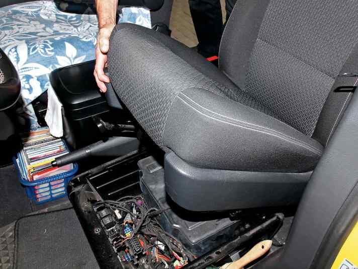   01.
 	Fahrersitz je nach Ausführung nach hinten schieben oder aber abschrauben