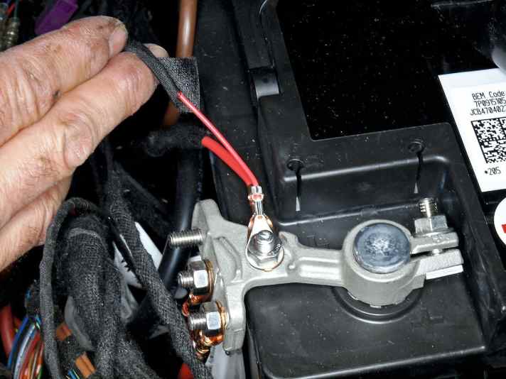   03.
 	Stromversorgungsleitungen an Starterbatterie anschrauben