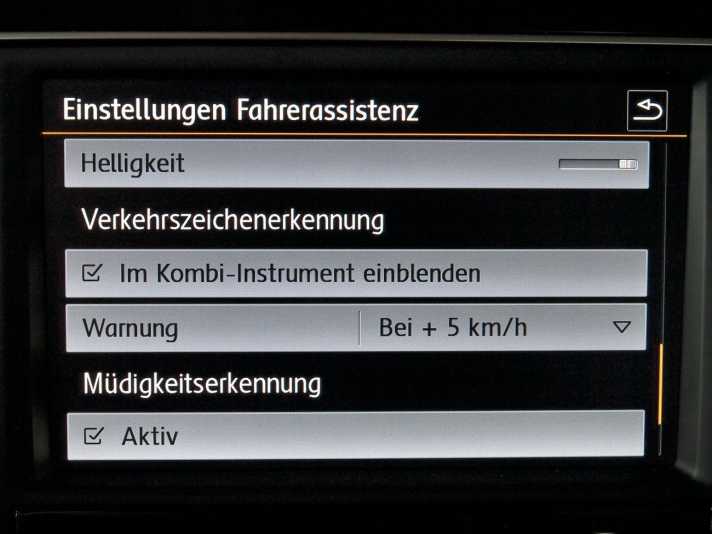   02.
 	Im Mitteldisplay lässt sich einstellen, ob und wann eine akustische Warnung ausgegeben werden soll