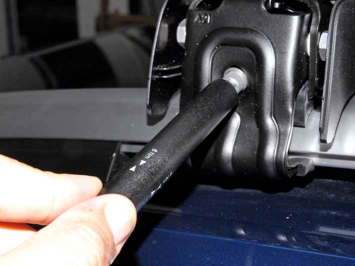   03.
 	Ein Gummiprofil dichtet nicht genutzte Bereiche der Nut in der Profilschiene ab und verringert Windgeräusche
 	￼