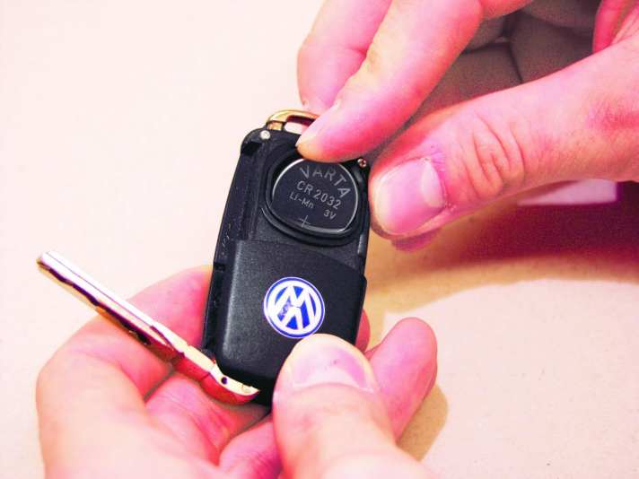   Batterie des Funkfernbedienungsschlüssels ersetzen