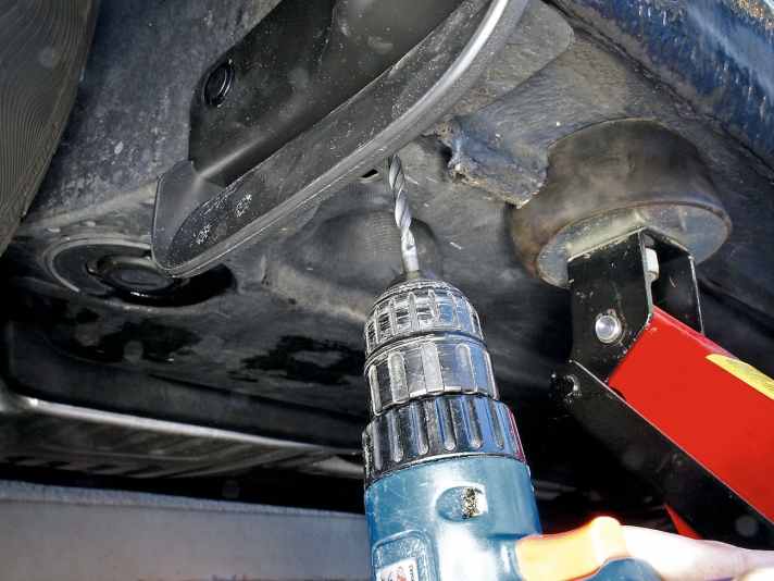   03.
 	Schmutzfänger anschrauben, oben und von unten jeweils vor- und mit acht Millimetern endgültig bohren