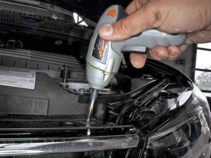   02.
 	Zwei Schrauben Tx 25 lösen, Kühlergrill ausclipsen und abbauen (bei Golf 7 unterer Lufteinlass)