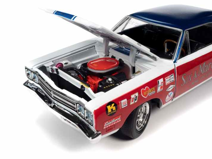 Die speziell aufbereitete Hemi-426-Maschine, die Sox & Martin in seinem Plymouth 1969 eingebaut hat, zeichnet das 1:18-Modell von Autoworld  mit allen Schikanen nach