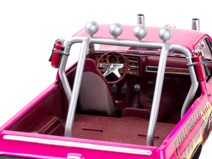 Die Heckansicht verrät, dass beim Tractor-Pulling ein Schalensitz reicht. Die zwei Feuerlöscher am massiven Überrollkäfig waren damals übrigens im Reglement vorgeschrieben.]Foto: Werk
