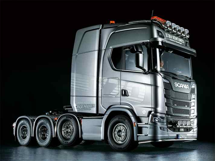 Vier Achsen und vollgestopft mit Elektro-Antriebstechnik zeigt Tamiya im japanischen Shizuoka den Scania 770 S 8x4/4 im RC-Maßstab 1:14 für die RC-Fans