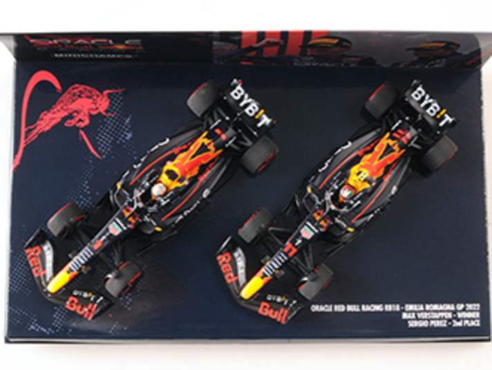 In der Draufsicht ist die diagonale Anordnung der beiden 1:43-Modelle sichtbar, die Minichamps bis in die Helme der Piloten hinein sehr aufwendig dekoriert hat.