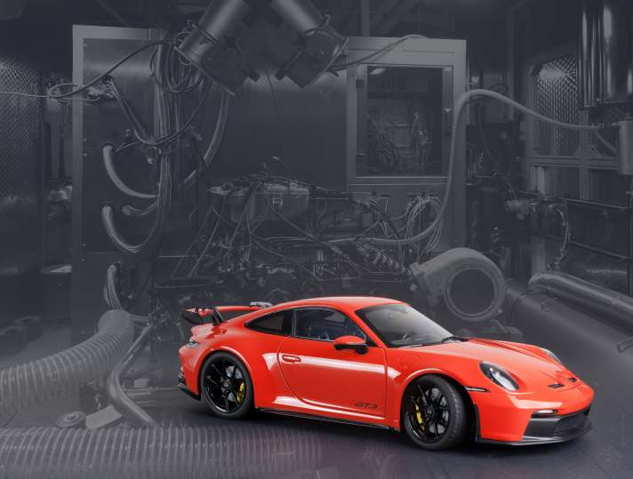 Der Porsche 911 (992) GT3 ist der schärfste Porsche, der noch auf der Straße fahren darf. Norev baut ihn in 1:18 nach, hier dier Version des Elfers in Lawaorange.]
