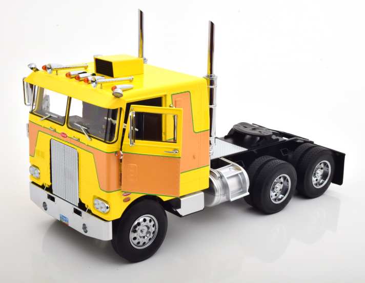 Auch bei seinen neuen Versionen des Pacemaker bleibt es bei Road Kings beim bewährten 1:18-Lastenheft mit zu öffnenden Türen und lenkbaren Vorderrädern. Sogar das Interieur der Kabine überzeugt. ]