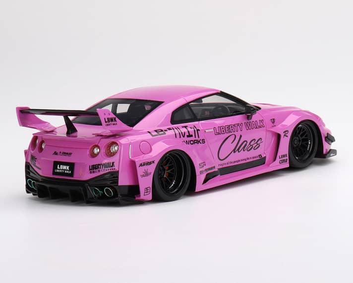 Von dezent ist der LB-Works-Nissan ungefähr so weit entfernt wie ein Countach von einer Öko-Nuckelpinne. Und der schrille Lack legt da in Sachen Unverwechselbarkeit noch einen drauf. ]