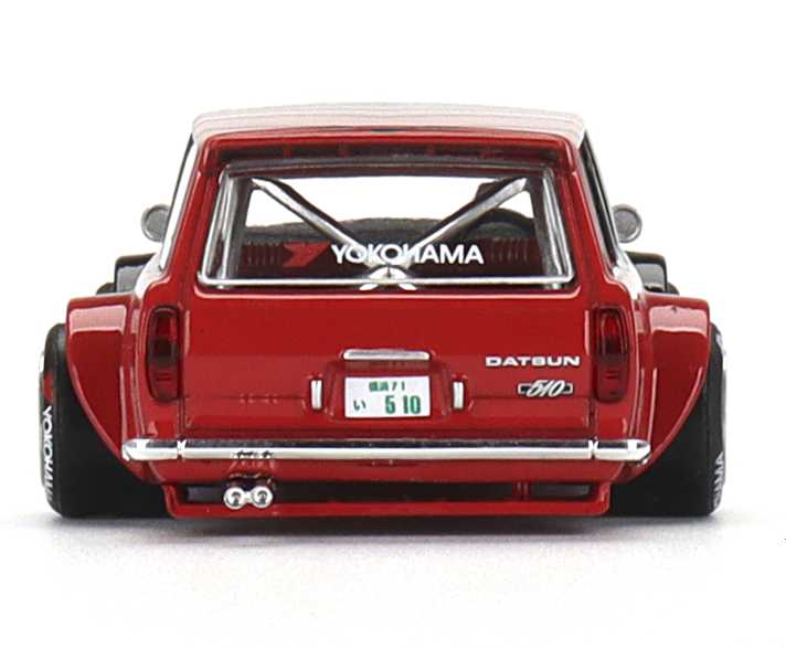 Wie extrem Kaido House die Proportionen des Originals verschiebt, zeigt hier auch die Heckansicht des getunten 1:64-Modells zum Datsun 510 Station Wagon überdeutlich ]