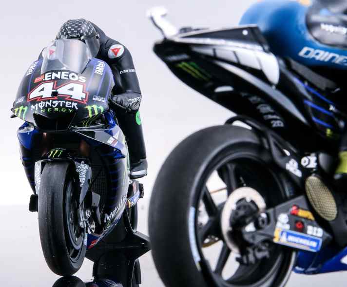 Für die Motorrad-Fans bringt Minichamps ein 1:12-Doppelset zum gemeinsamen Test von Lewis Hamilton und Valentino Rossi mit zwei Modellen der Yamaha M1 in toller Klappbox. ]