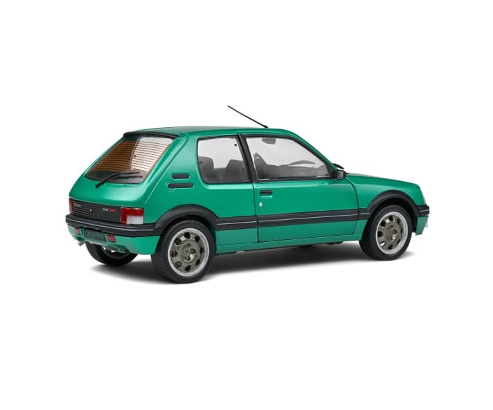 In der Heckansicht sind die originalgetreu gestalteten Proportionen der Die-Cast-Karosserie des Solido-GTI sehr gut zu erkennen. Die spaltmaße der Türen sind sehr gut. Foto: Werk