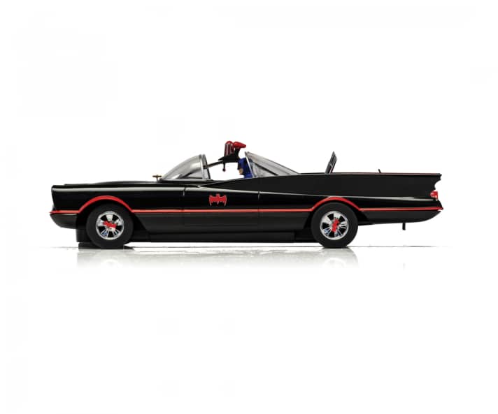 Das erste Batmobil für die Fernsehserie ab 1966 entstand damals auf der Basis eines Lincoln Futura und wurde von Georg Barris im Maßstab 1:1 umgesetzt. Scalextric bringt nun den 1:32er auf die Schlitzpiste.]