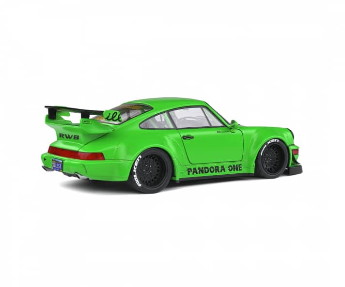 Mark Arcenal und Nakai-san bauen unter ihrem Tuning-Label RWB ihre extrabreiten Autoträume. Der grüne Pandora One von 2011 basiert technisch auf dem Porsche 911 der Generation 964.