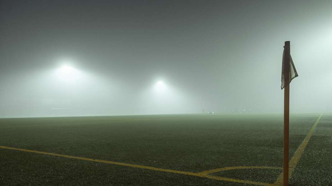 (Kein) Fußball in Corona-Zeiten (7): Geisterspiele und Profifußball – eine fragile Geschichte