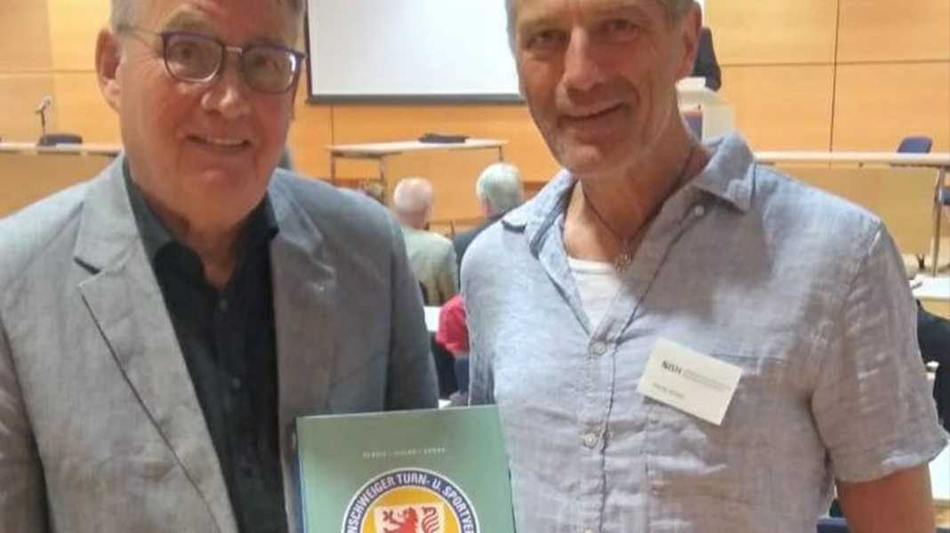 Auszeichnung für die Eintracht-Braunschweig-Chronik