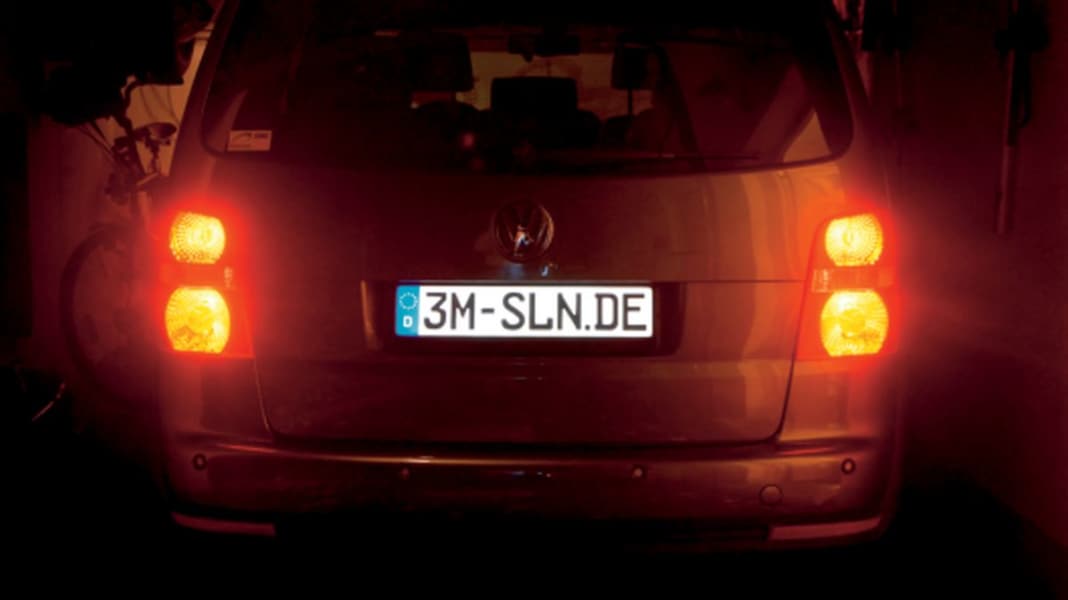Selbst leuchtendes Nummernschild