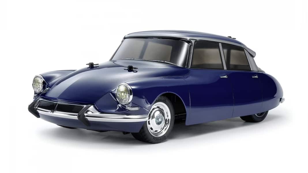 Bei Tamiya trägt die Citroen-Göttin DS 21 in 1:10 Dunkelblau